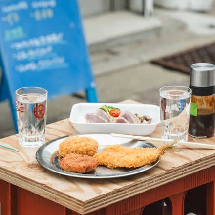 【鎌倉】魚屋の軒先で鮮魚をアテに昼呑みできる、“サカナ角打ち”が最高すぎた